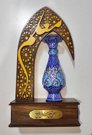 تندیس معلم گلدان میناکاری